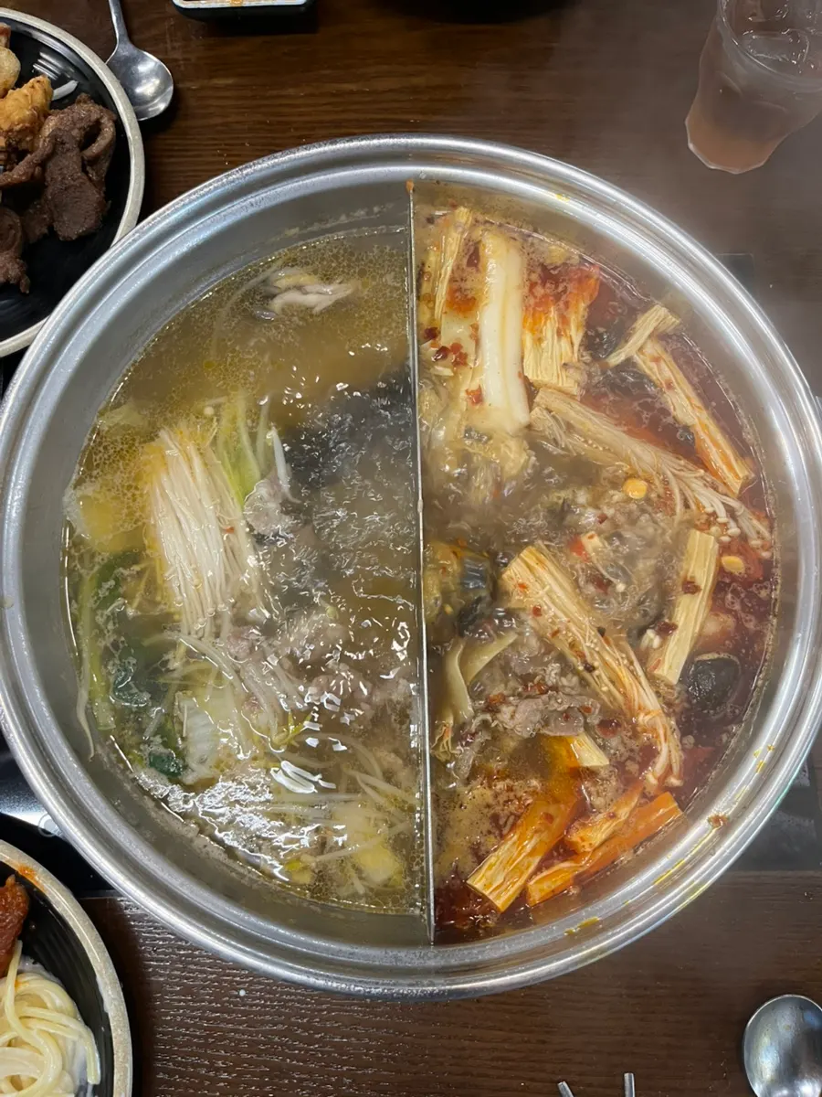 초밥과 롤이 담긴 접시