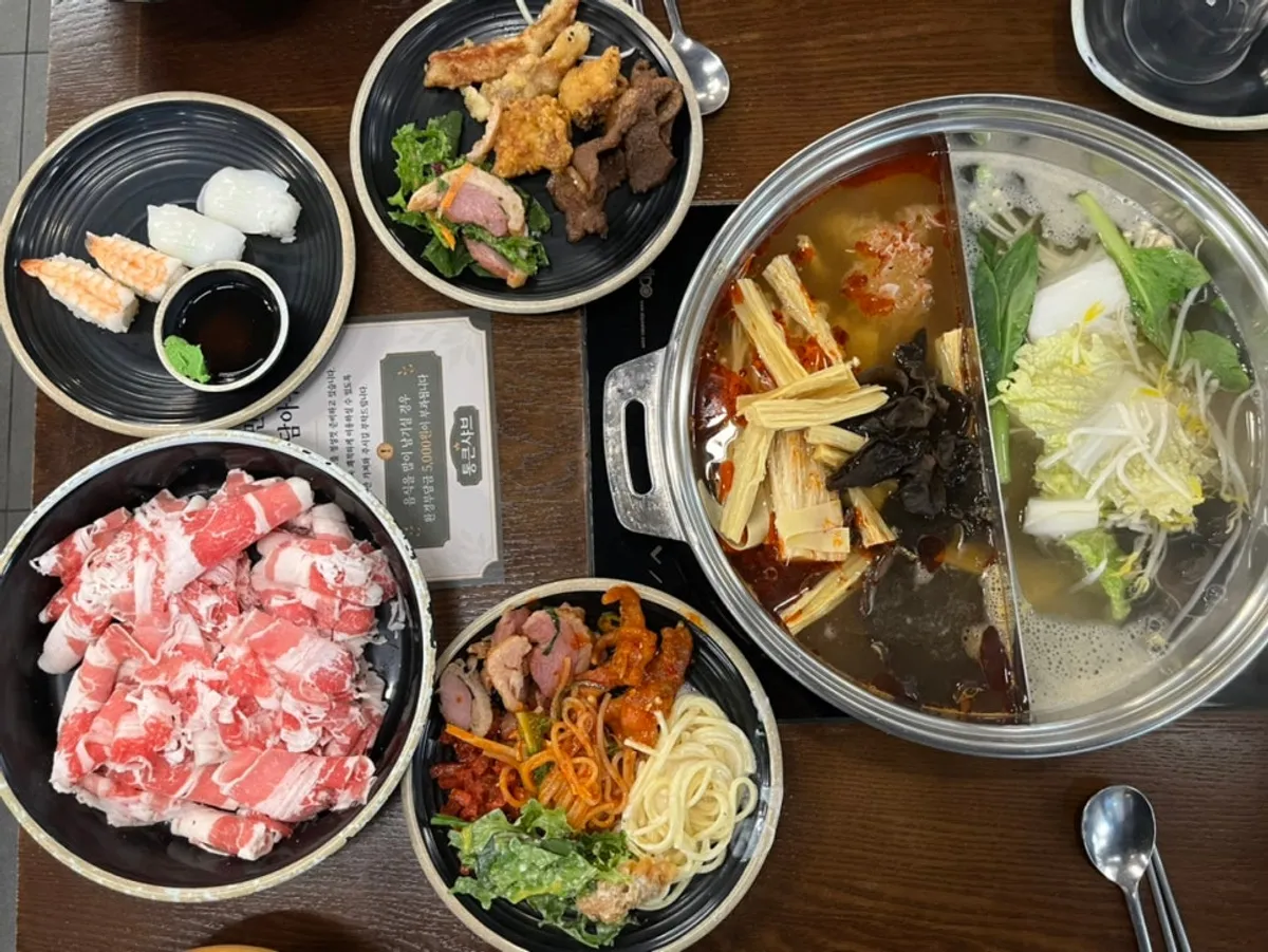 반반 냄비에 고기를 리필해 익히는 모습