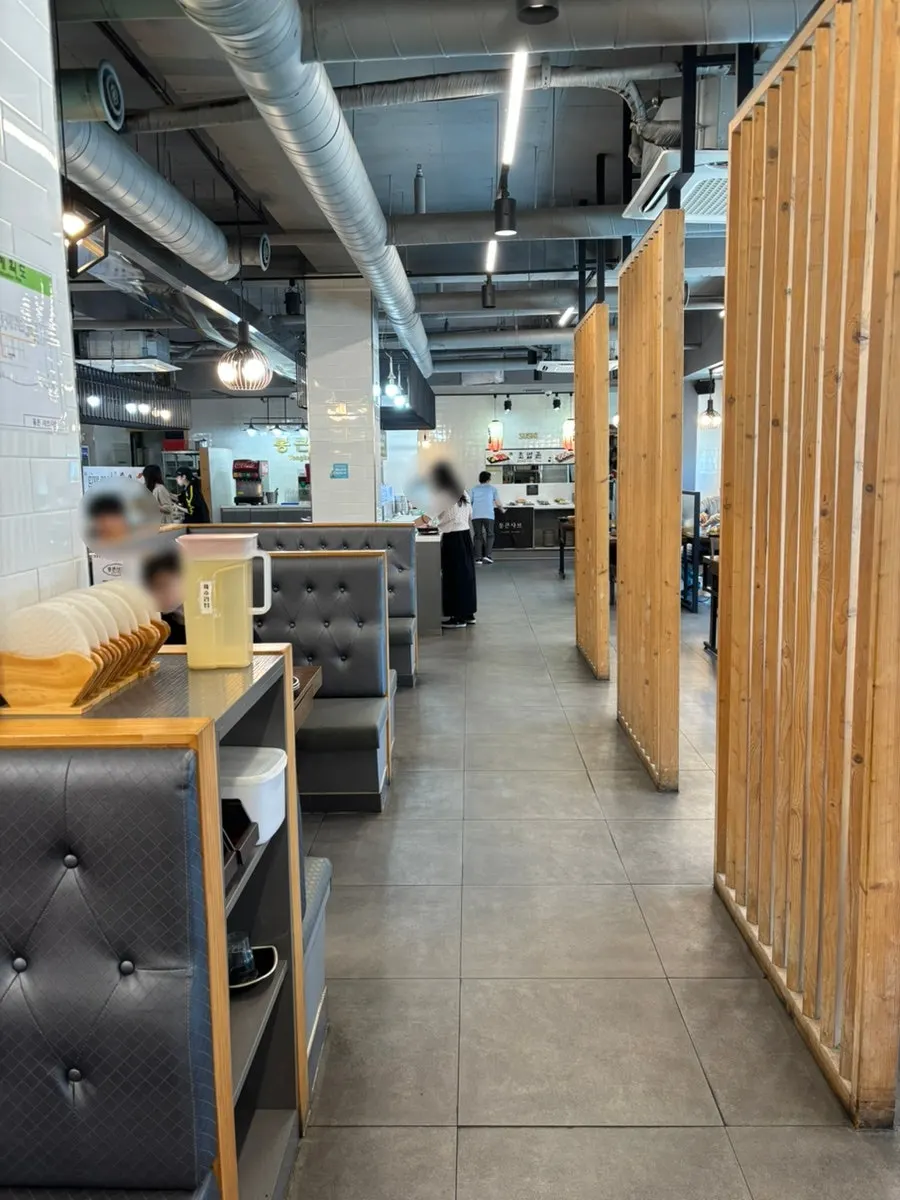 Entrance to the 3rd floor Tongkeun Shabu, reached by elevator