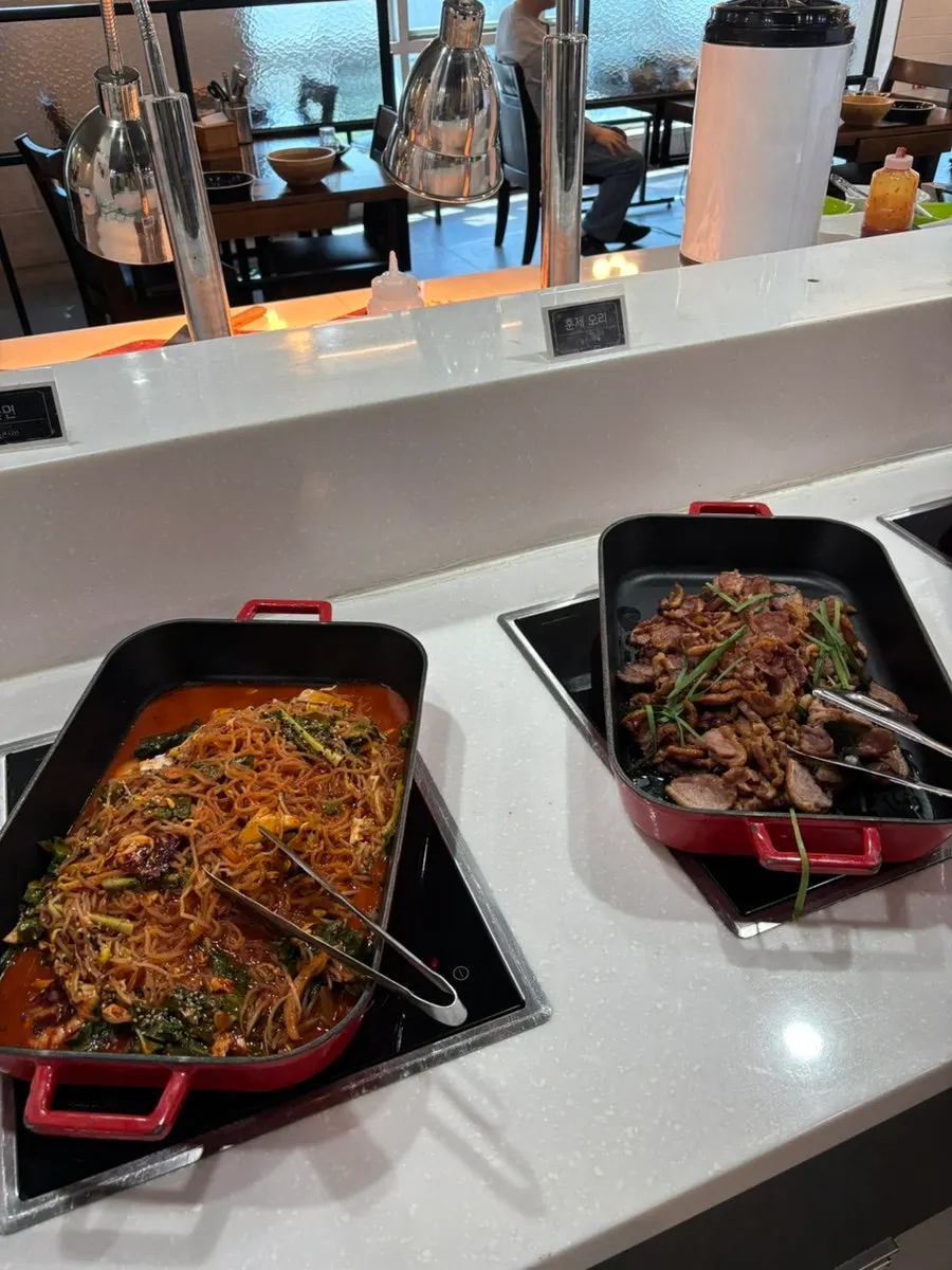 Sushi and fried food section of the Tongkeun Shabu self-bar
