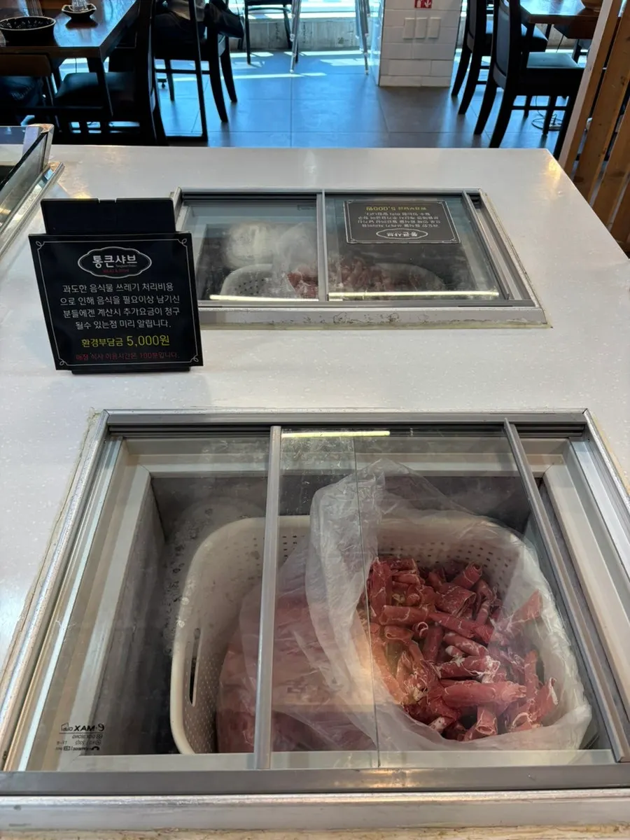 Display shelves at the Tongkeun Shabu salad bar