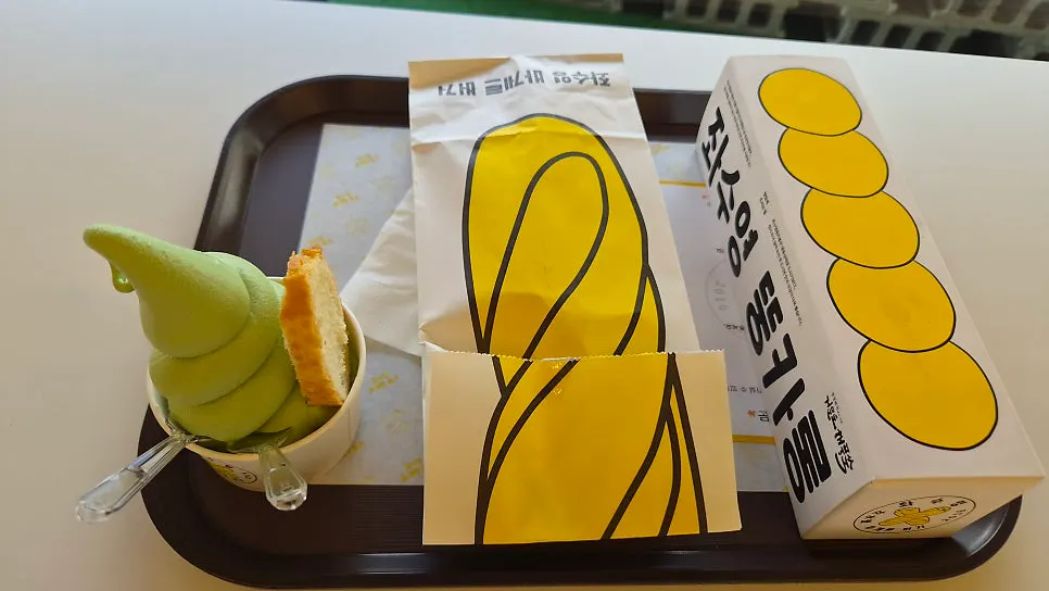 테이블에 차려진 바게트버거와 디저트