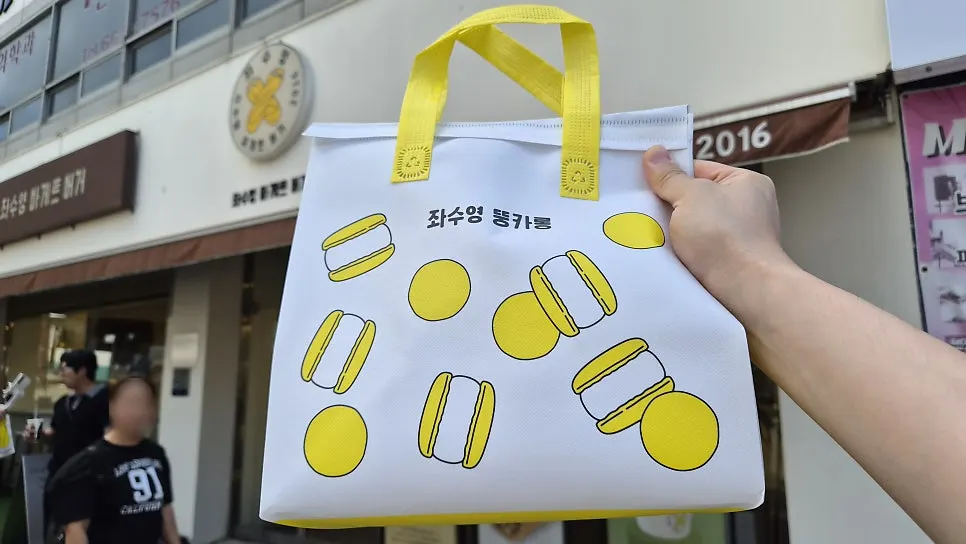 선물용으로 깔끔하게 포장된 뚱카롱