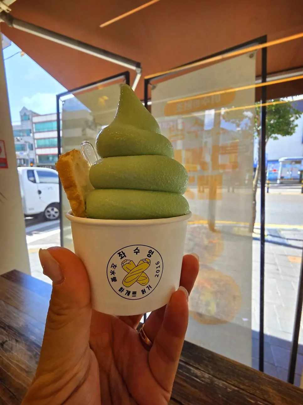 초록빛이 선명한 거문도 해풍쑥 아이스크림