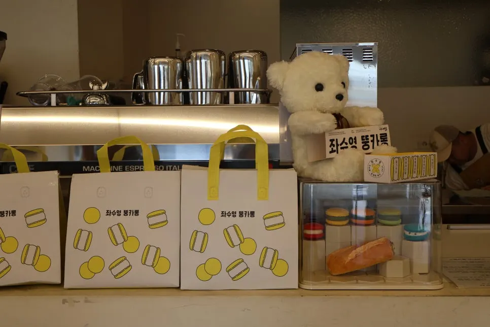 진남관 공영주차장 근처 도로변 좌수영바게트버거 외관