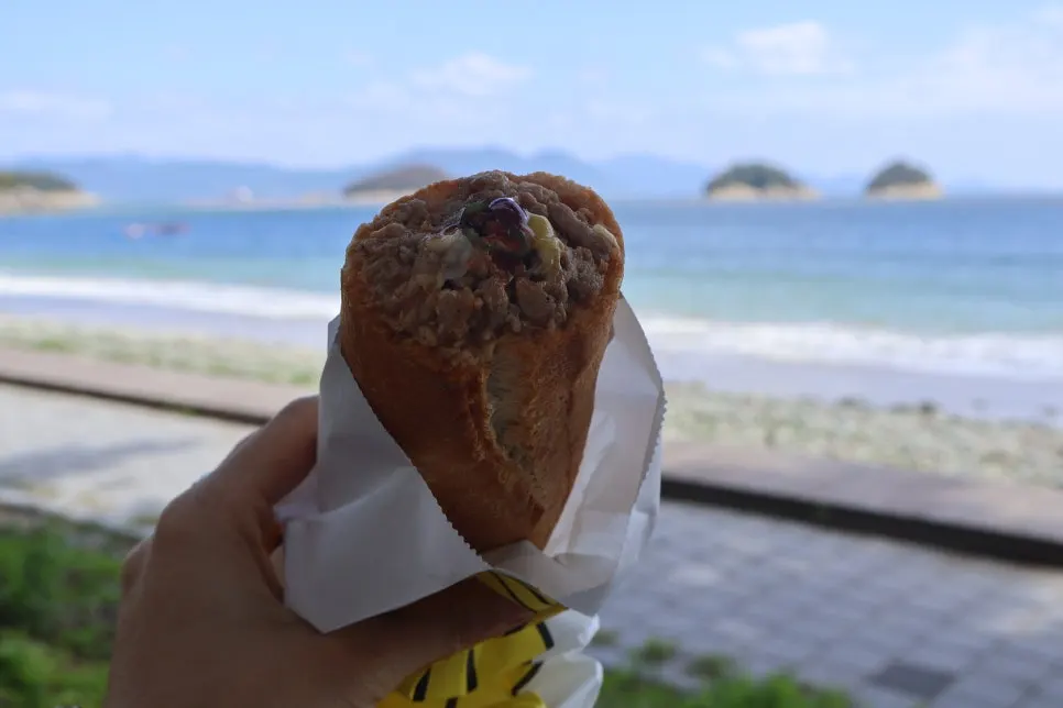 여수 해변가에 앉아 먹는 포장 디저트