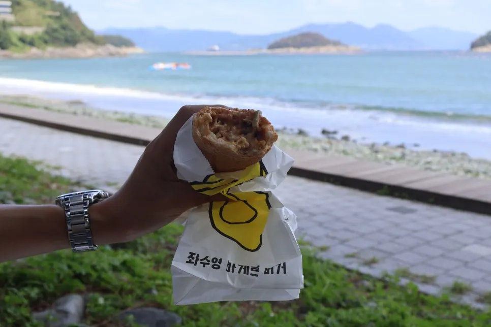 매콤한 샐러드가 들어간 바게트버거
