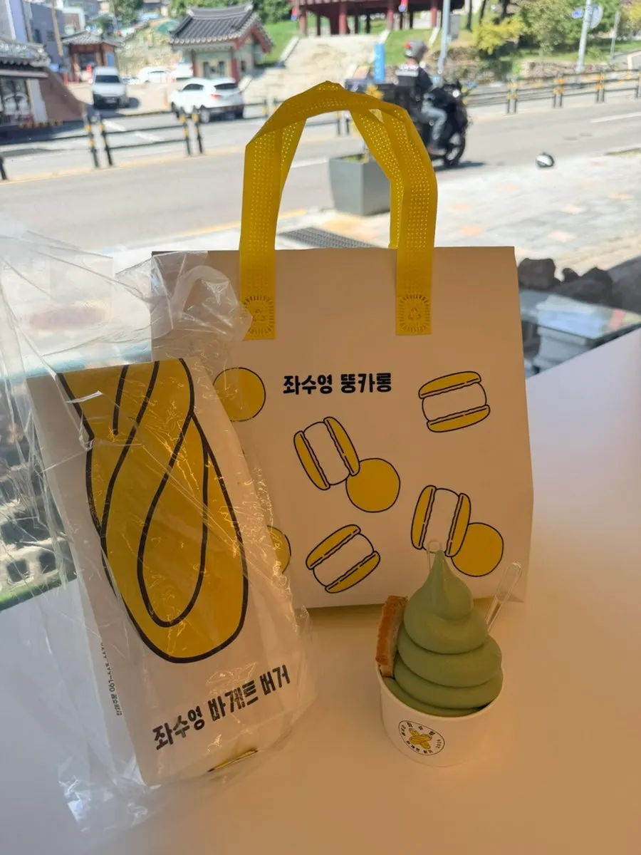 보냉백에 담긴 테이크아웃 디저트