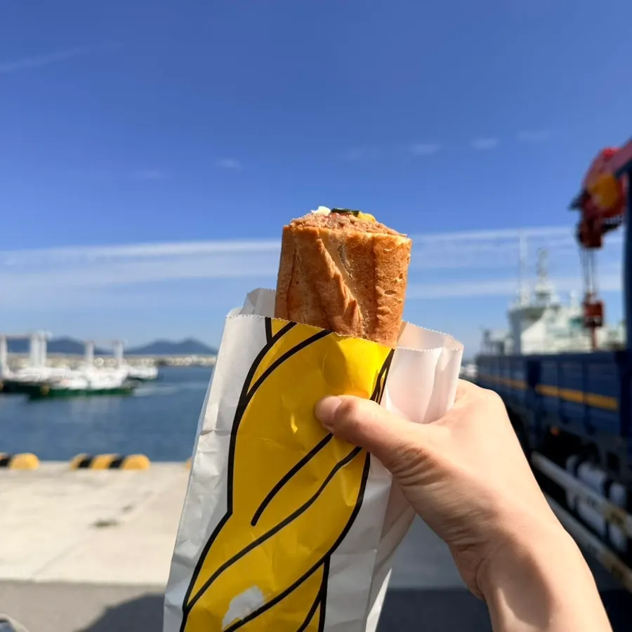 바다 앞에서 먹은 바게트버거