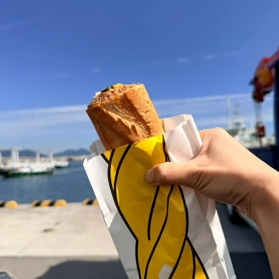 고기와 야채가 꽉 찬 바게트버거 단면