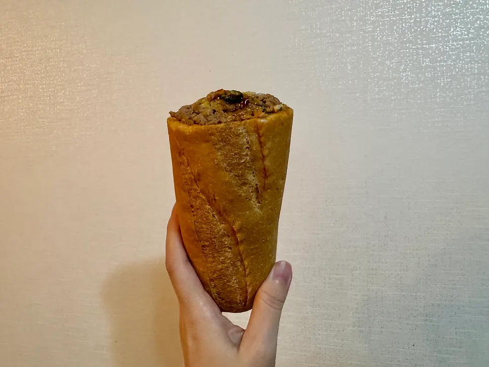 속이 알찬 바게트버거 한 개
