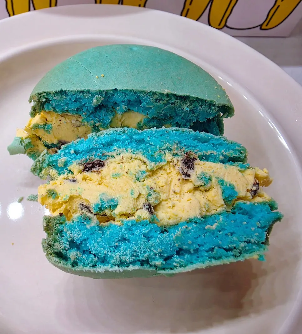 Cookies and cream macaron