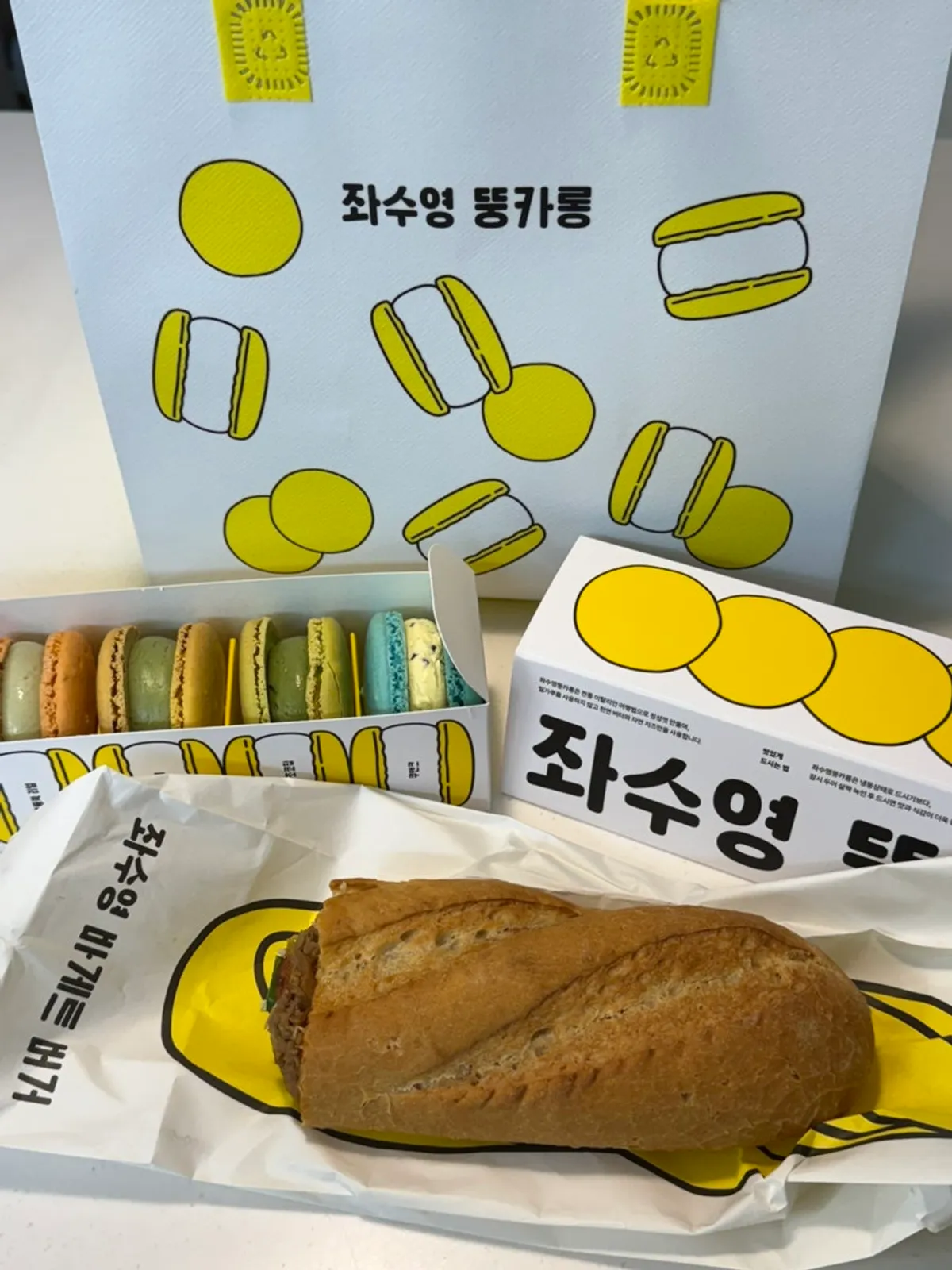 Jwasuyeong tteong-karong enjoyed alongside an Americano