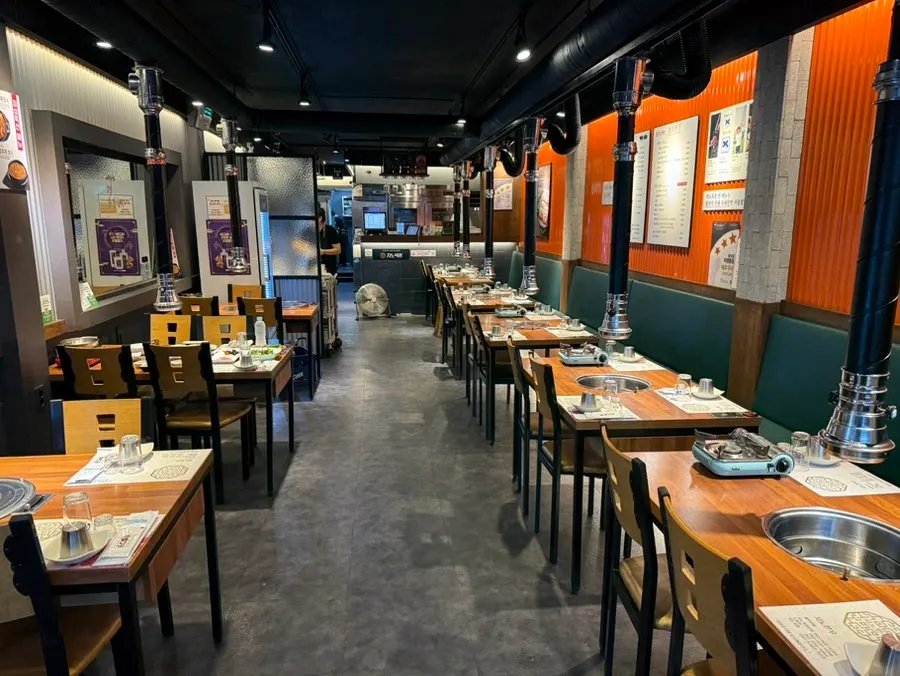 Hall table seating at Jino Mokjang Museon Branch