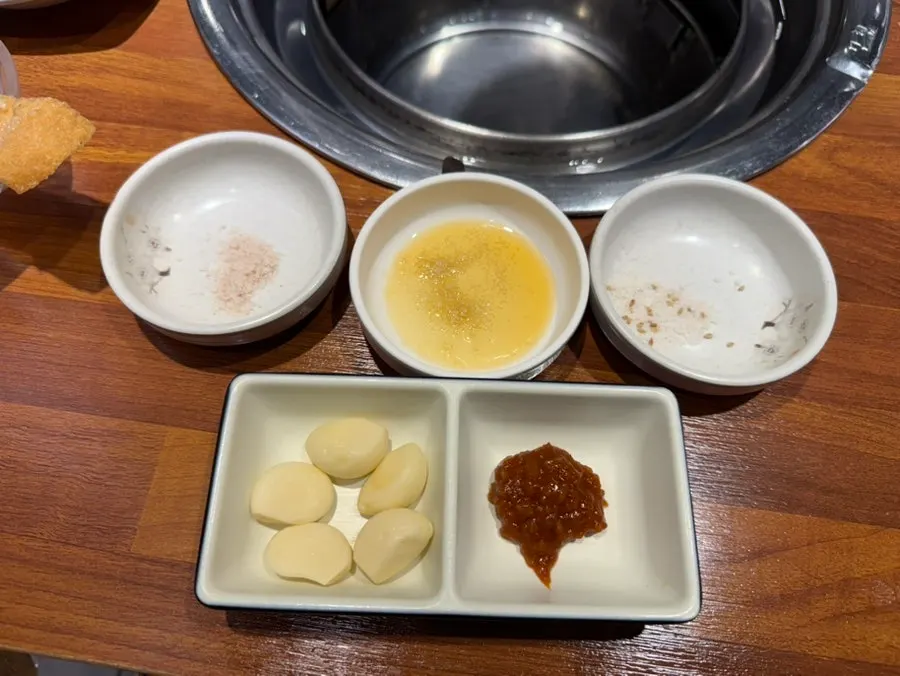 Three kinds of salt and pickled vegetable side dishes