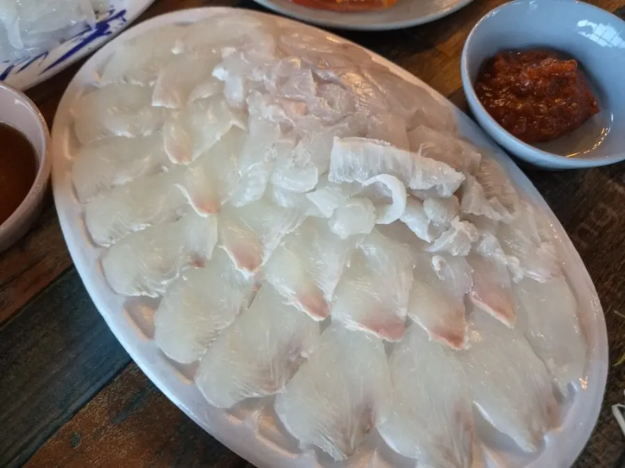 예약한 광어회와 해산물 포장 모습