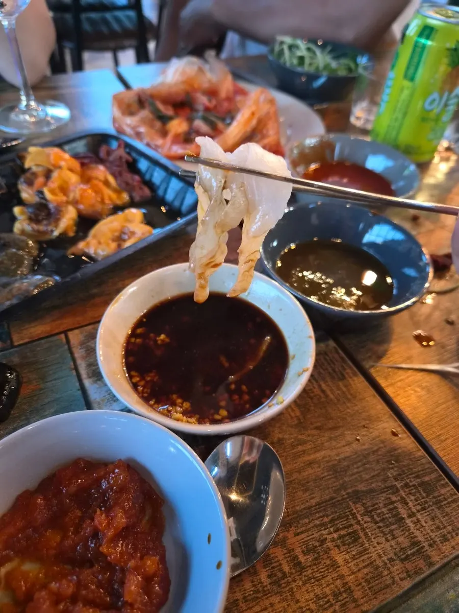 광어회와 멍게 해삼이 놓인 저녁상