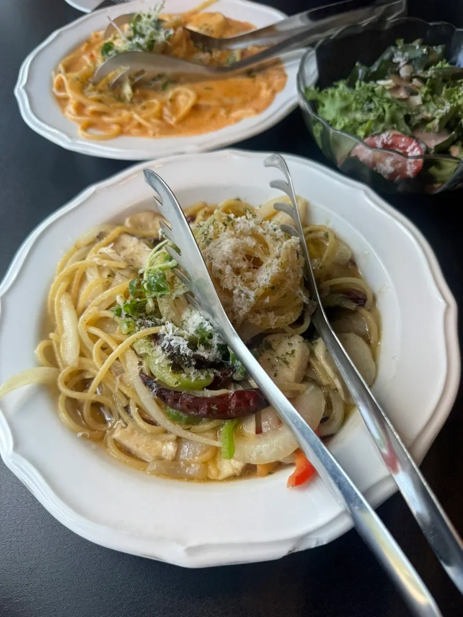 Complimentary salad and pasta table setting
