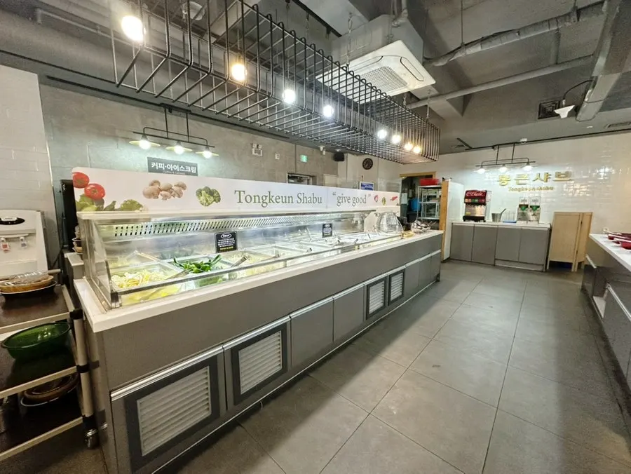 칸막이와 인덕션이 마련된 테이블