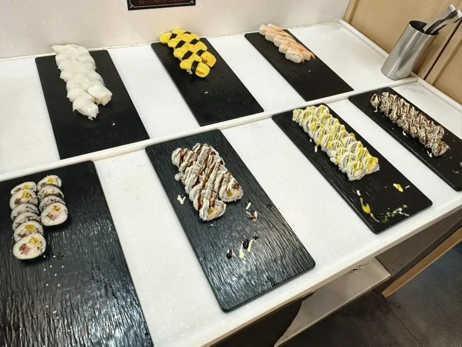 다양한 음식이 있는 샐러드바