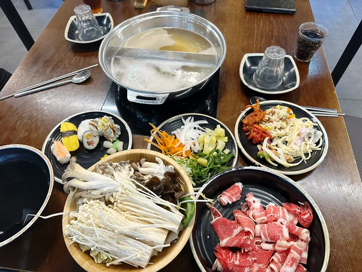 고기와 채소를 담은 샤브샤브 재료