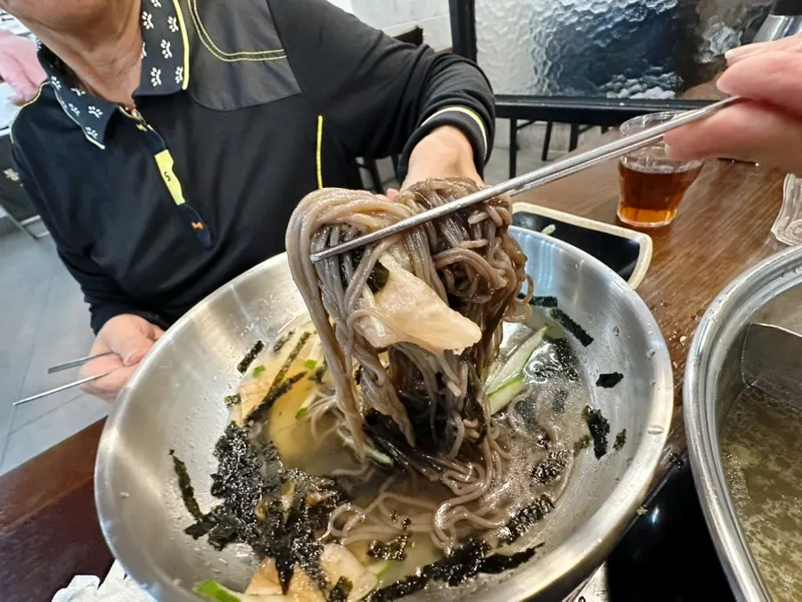 토핑을 넣어 만든 냉면