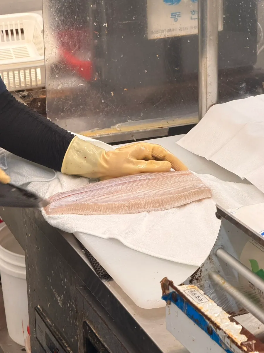 Slicing the sashimi right after ordering