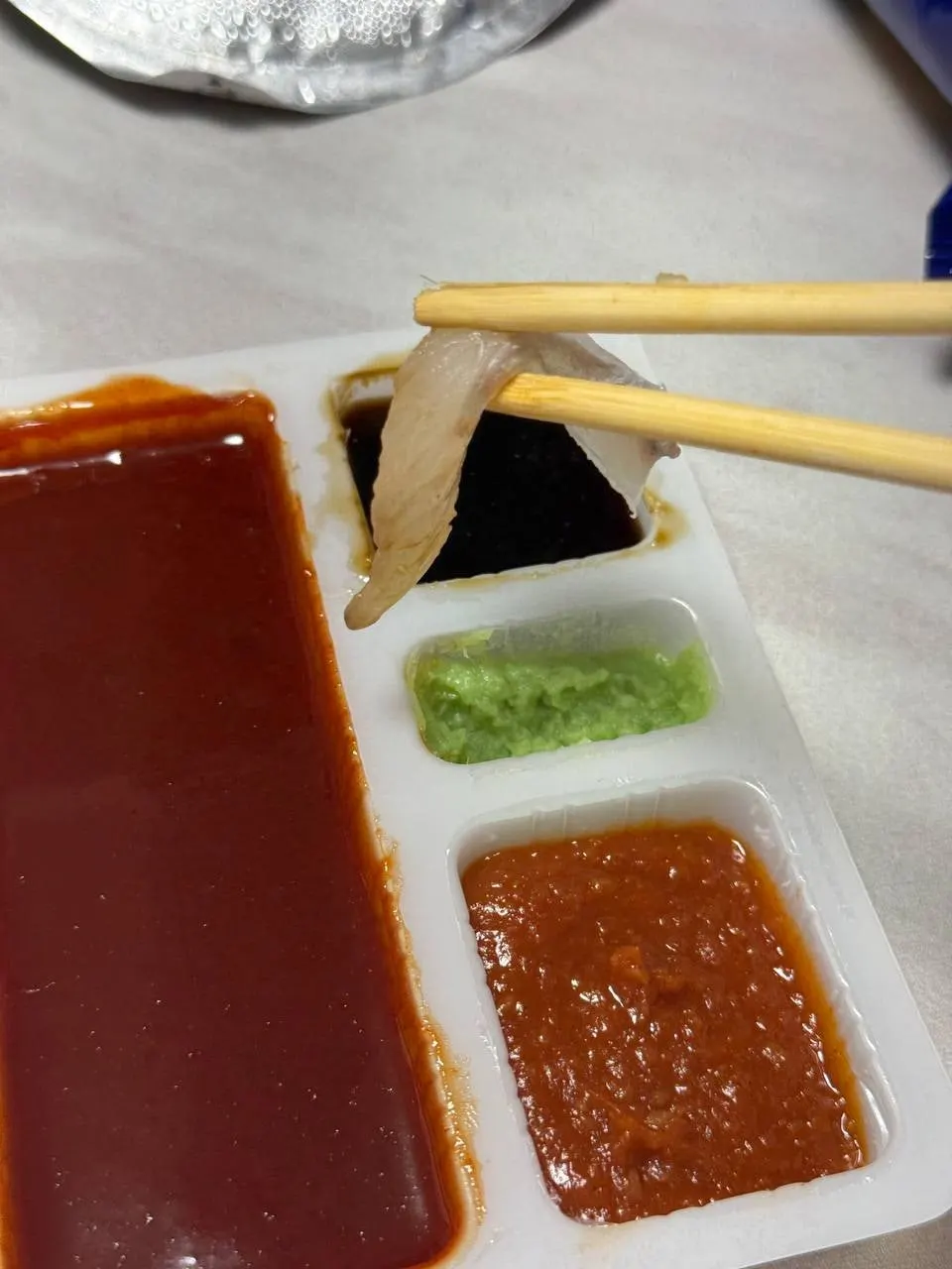 간장과 와사비에 찍은 광어회