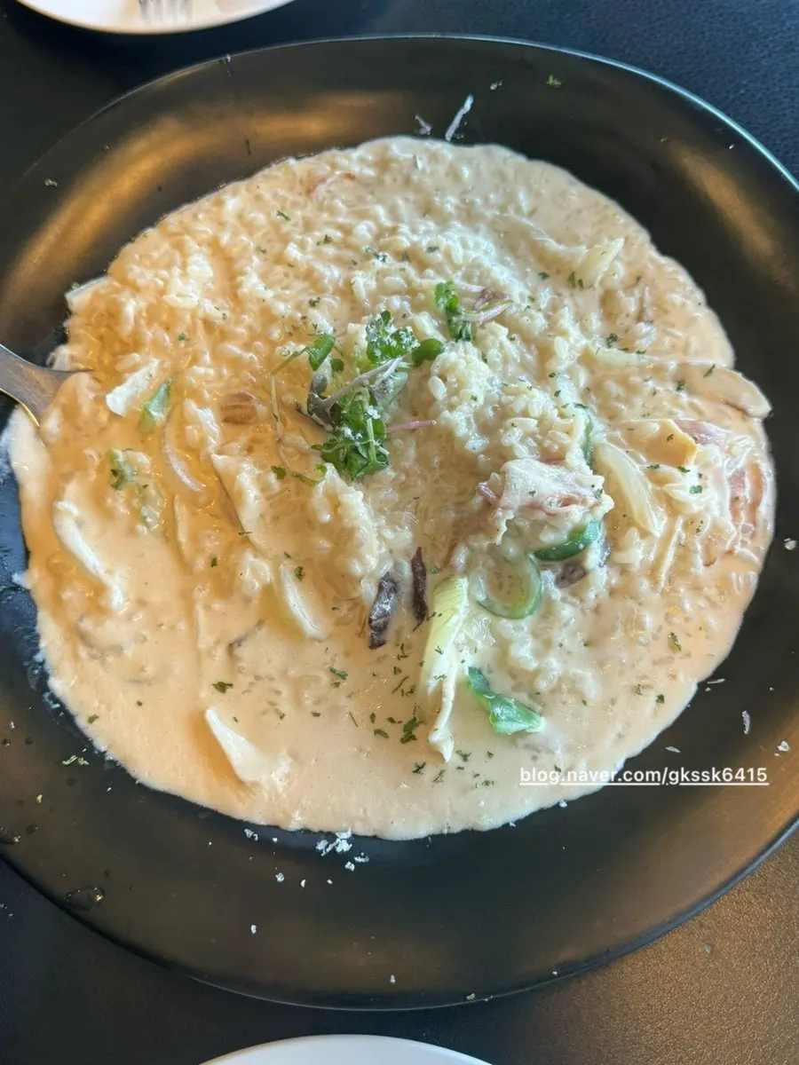 베이컨과 치킨이 든 치킨 크림 리조또 L