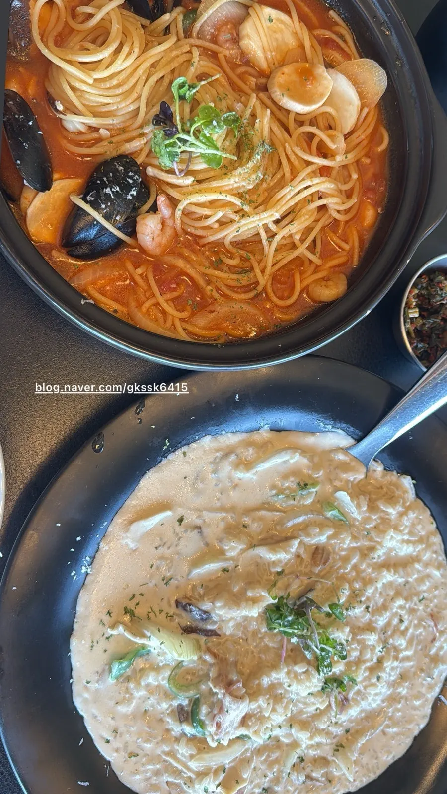 창밖 바다가 보이는 라벤나 식사 자리