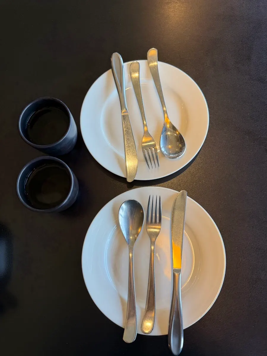 子ども用の食器とカトラリーが置かれた席