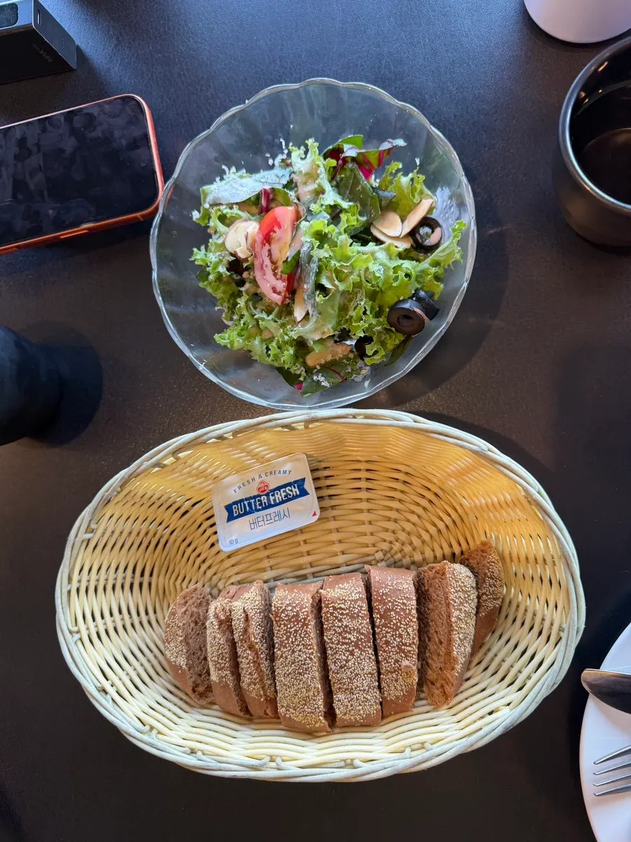 無料で提供された食前パンとサラダ