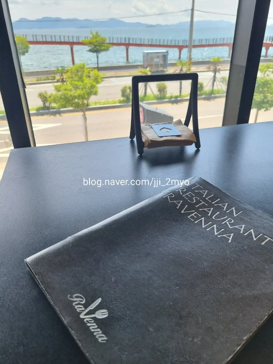 Ocean-view window seating at Ravenna