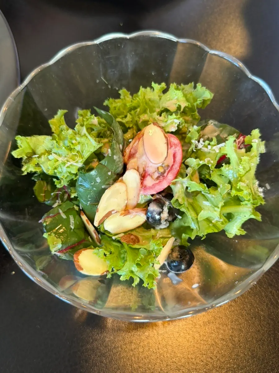 Ensalada servida antes de la comida