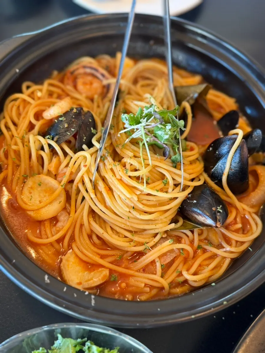 Pasta en cazuela con abundante marisco