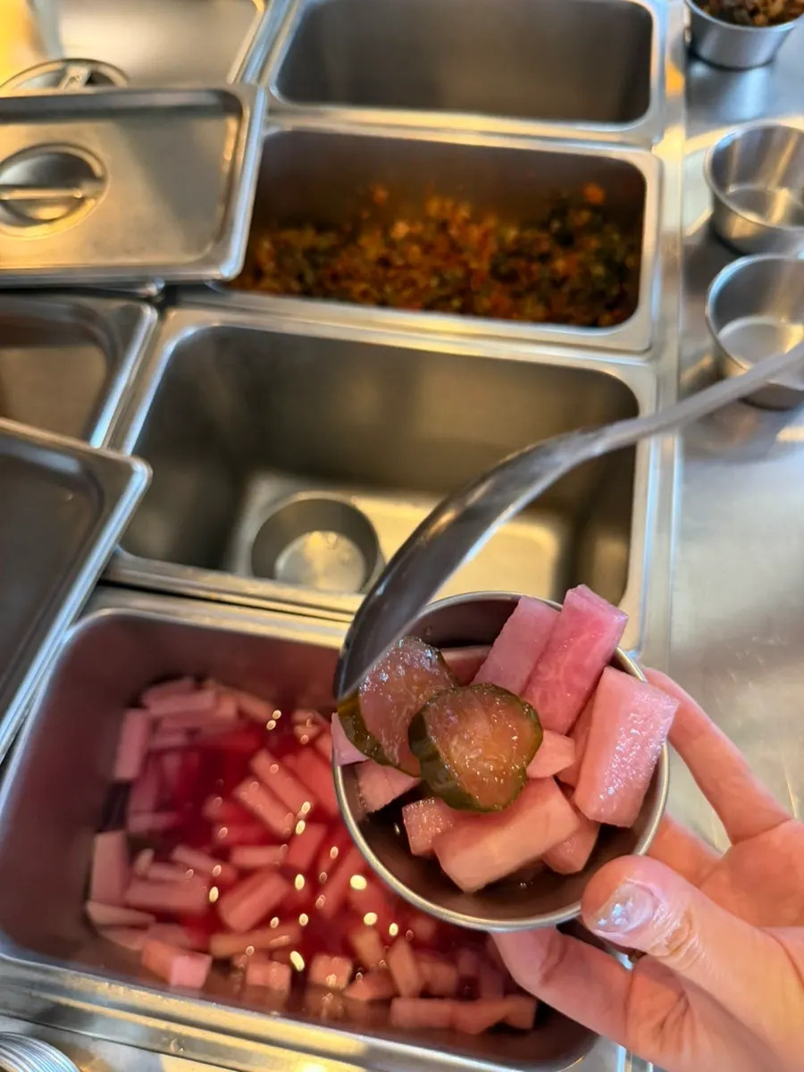 Barra self-service con encurtidos y gat kimchi