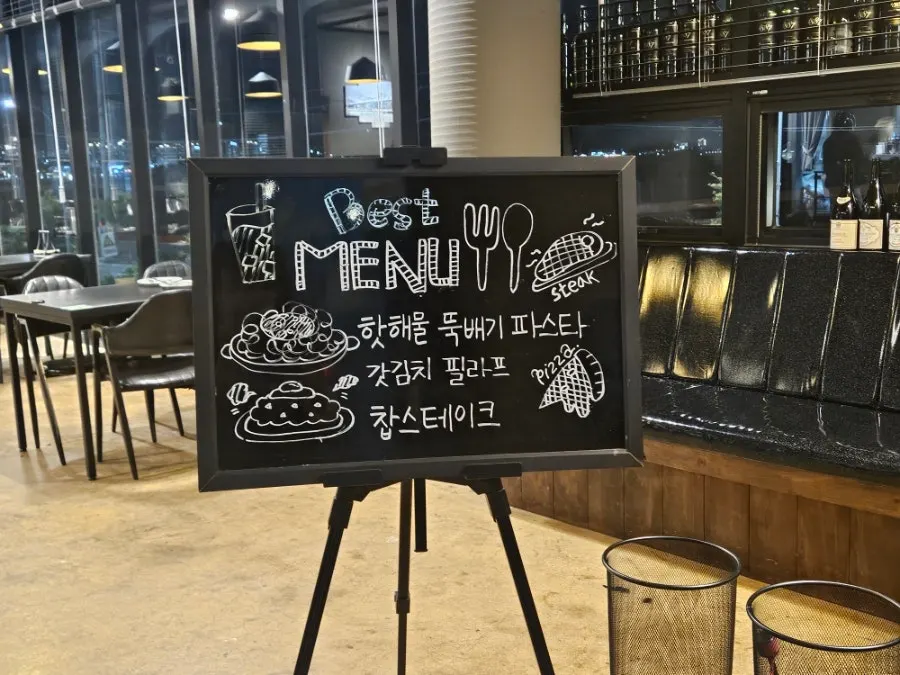라벤나 매장 내부와 창가 좌석