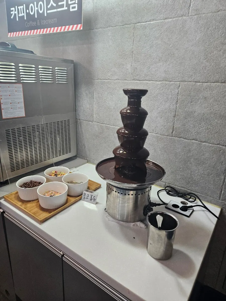후식으로 담아온 디저트 접시
