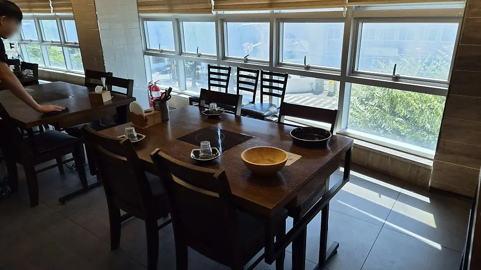 Tongkeun Shabu window seats and group tables