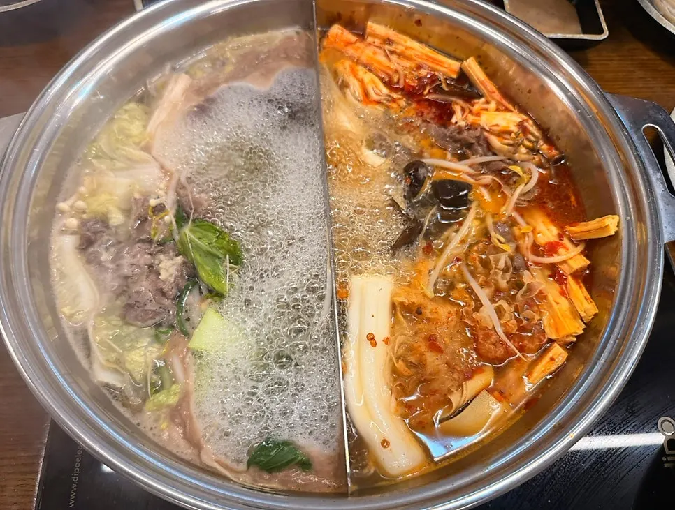 The half-and-half broth pot boiling
