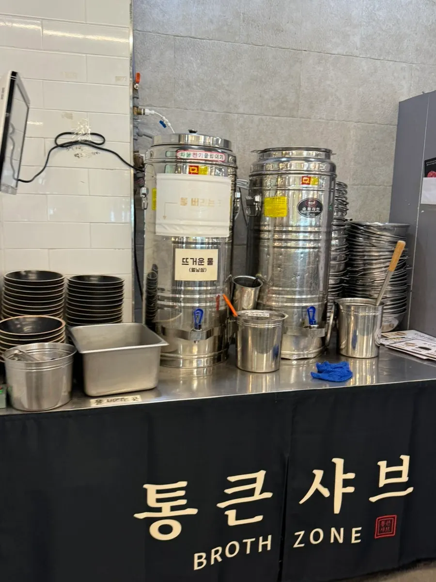냉면과 과일 코너