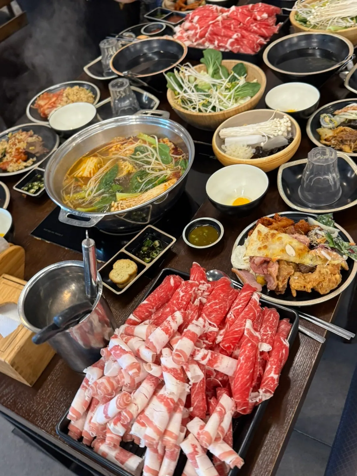 6인 점심특선 목살과 우삼겹, 마라·스키야끼 육수 상차림