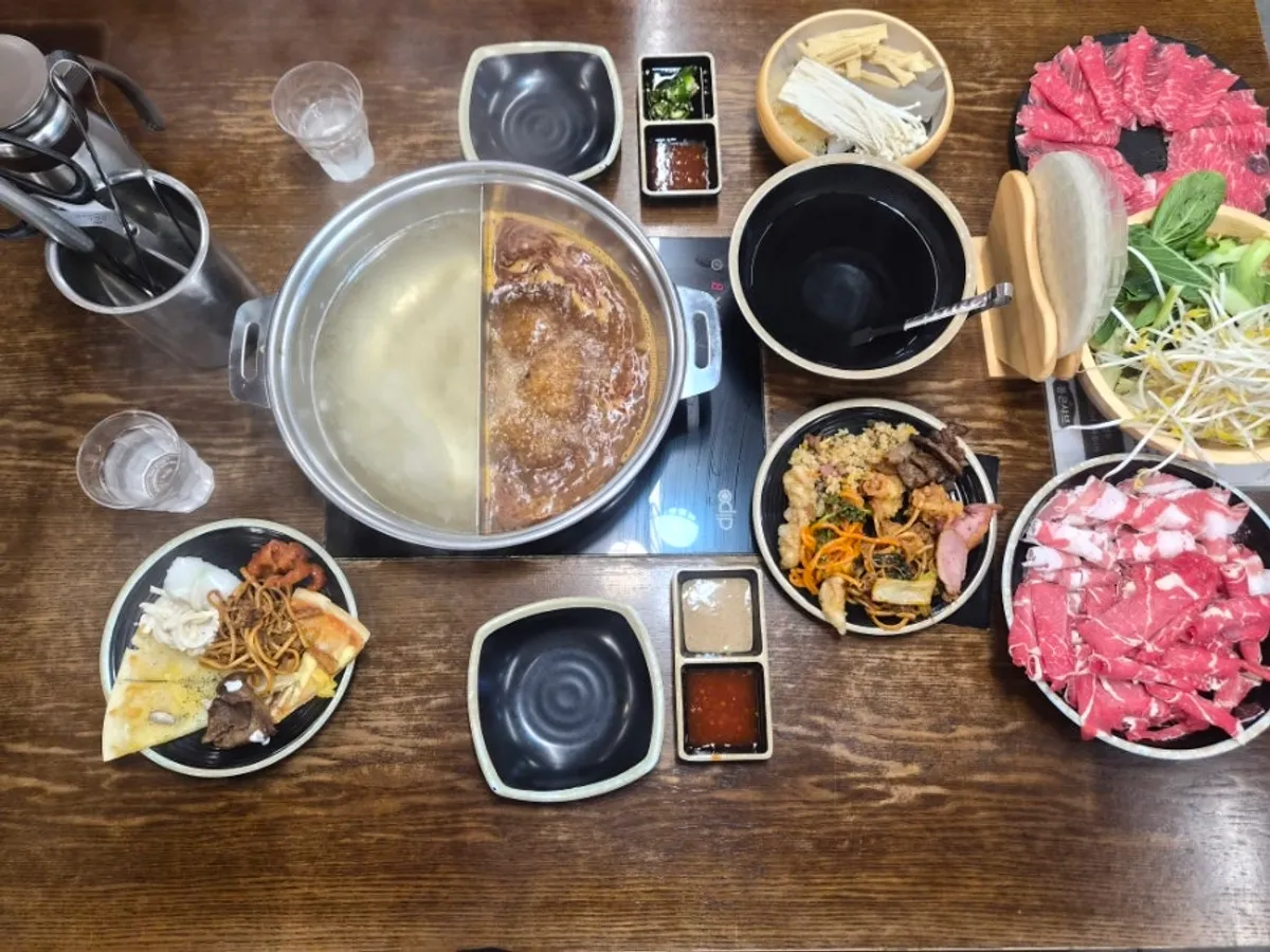 Split pot with plain and mala broth