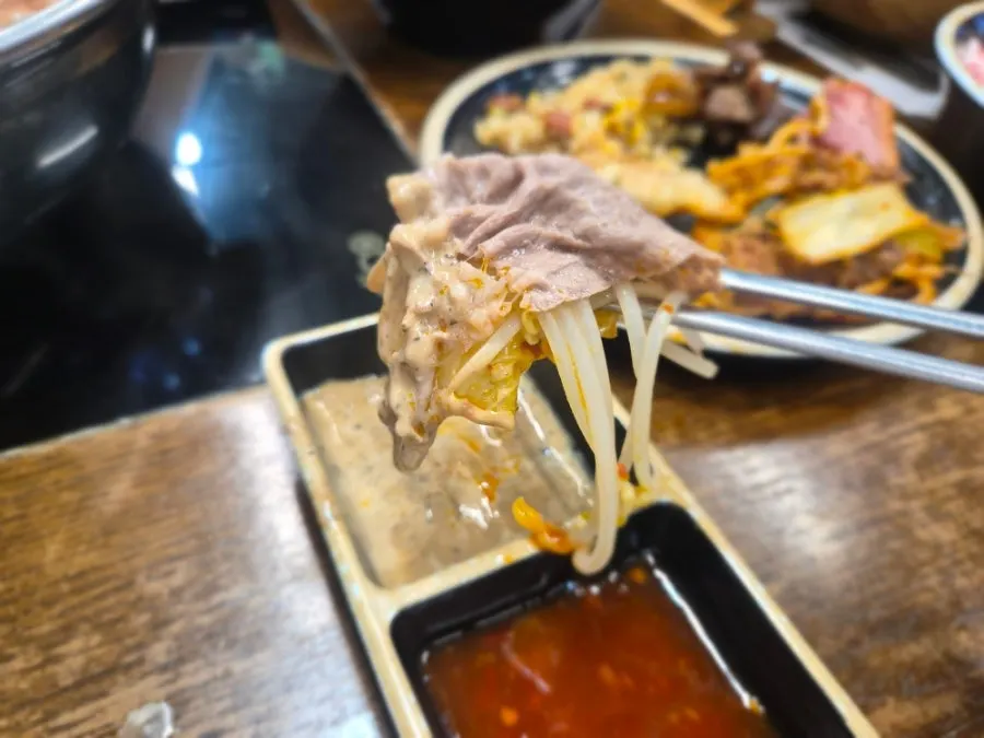 Shabu-shabu meat dipped in peanut sauce