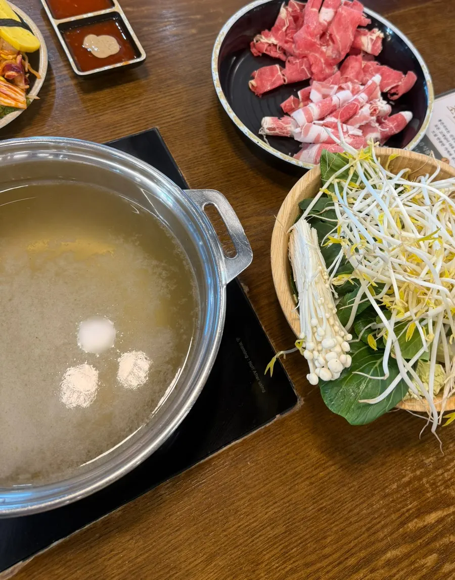 기본 육수를 올린 통큰샤브 샤브샤브 냄비 상차림