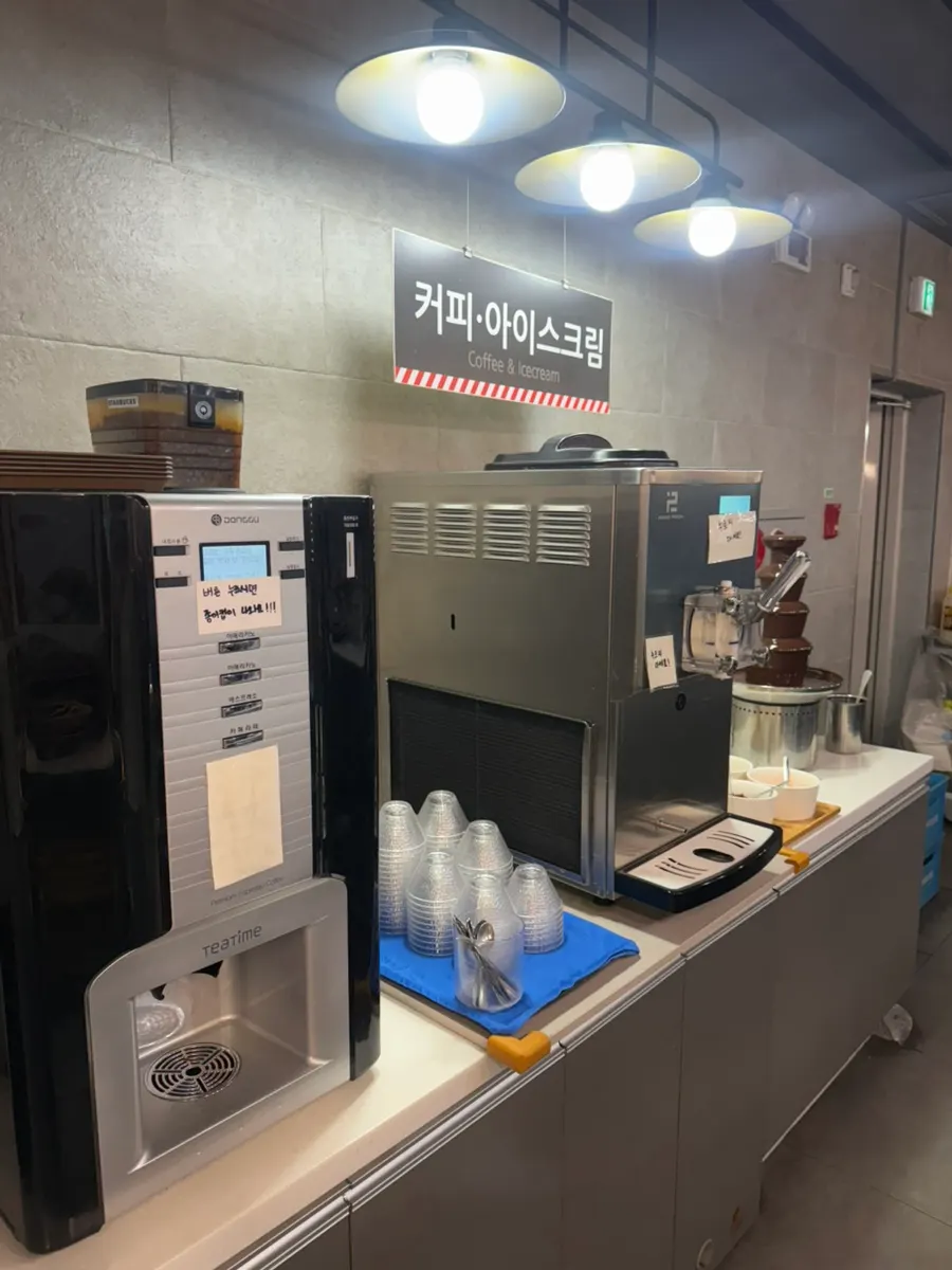 탄산음료와 주스가 있는 음료 코너
