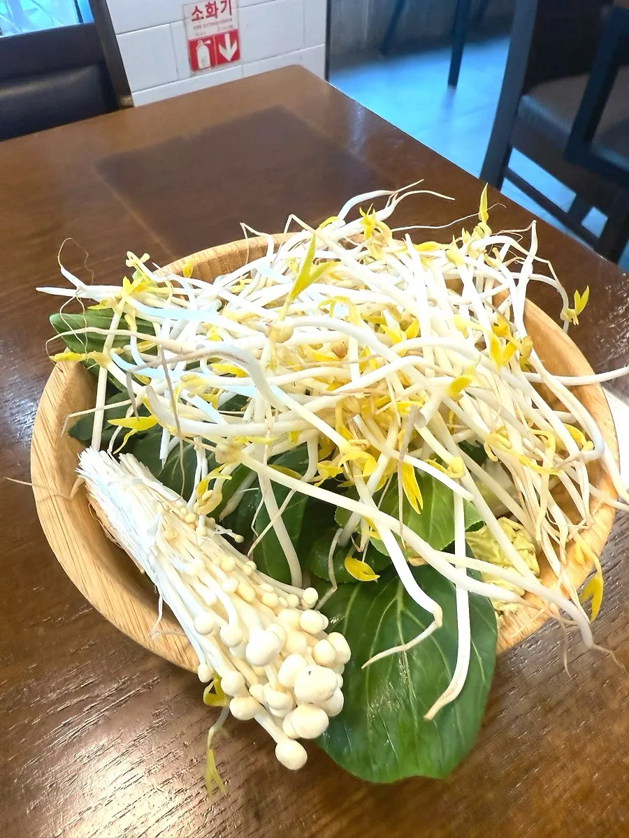 접시에 담아온 신선한 샤브샤브 야채