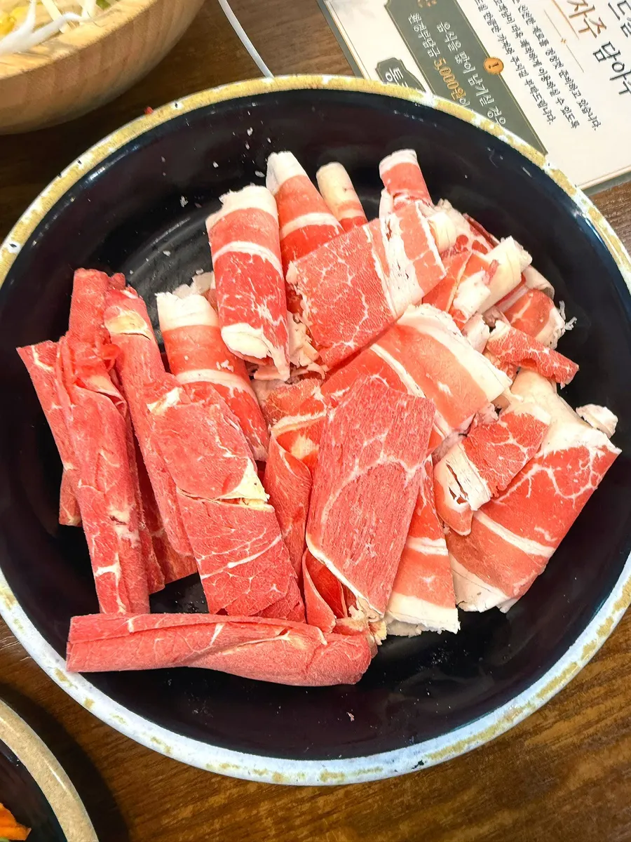 목심과 우삼겹 두 종류의 샤브샤브 고기