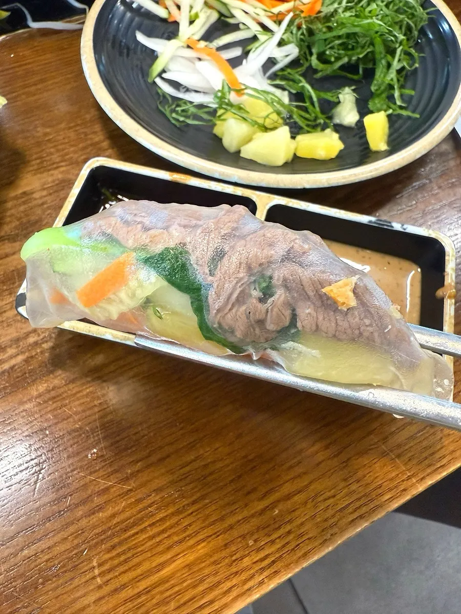 고기와 야채를 넣어 싼 월남쌈