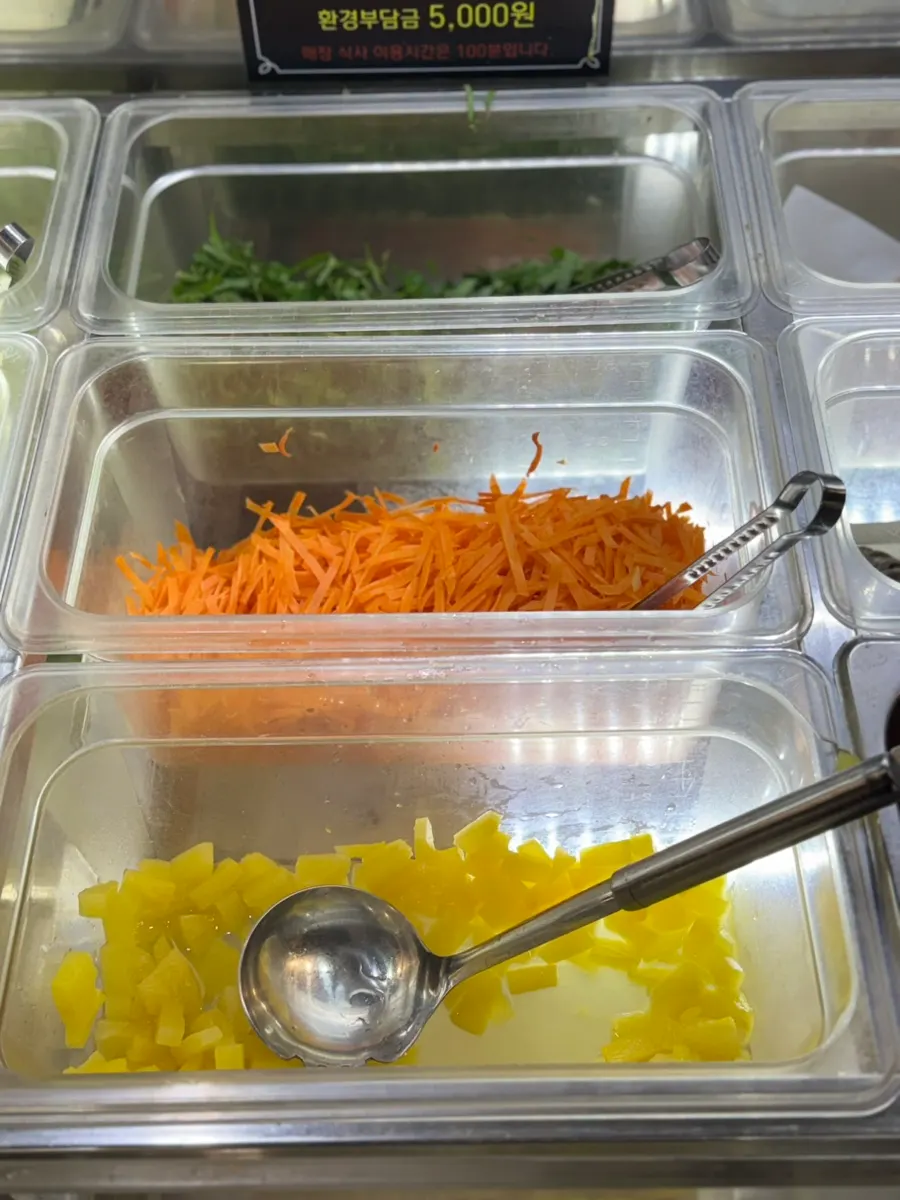 Self-bar mushrooms, bean sprouts and other shabu-shabu ingredients